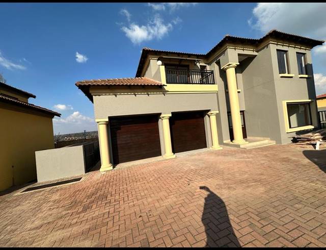 6 BEDROOM HOUSE FOR SALE IN THATCHFIELD